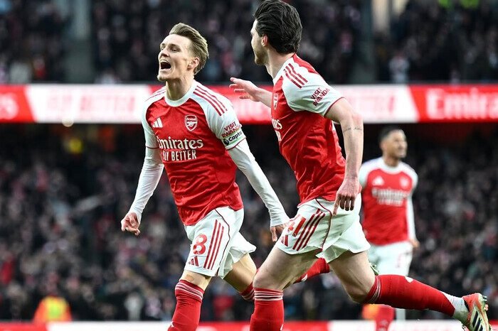 Arsenal kembali ke puncak klasemen Liga Inggris usai menaklukkan Brighton 2-1 di Stadion Emirates.