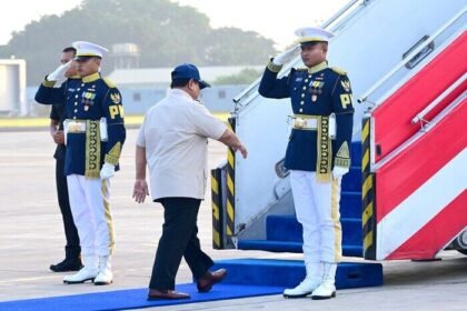 Presiden Prabowo meninjau langsung wilayah banjir Sumatera untuk memastikan koordinasi darurat berjalan efektif.