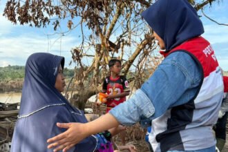 Relawan Pertamina Peduli menembus medan ekstrem menuju Kampung Sunting, Aceh Tamiang, demi menghadirkan layanan kesehatan dan bantuan kemanusiaan bagi warga terdampak banjir.