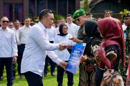 Pertamina menyalurkan bantuan TJSL untuk pendidikan dan sosial di Magelang sebagai bagian dari komitmen pembangunan berkelanjutan.
