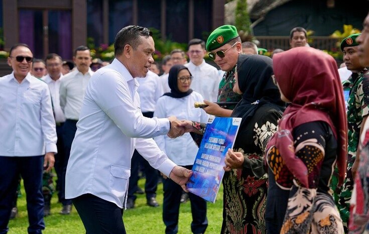 Pertamina menyalurkan bantuan TJSL untuk pendidikan dan sosial di Magelang sebagai bagian dari komitmen pembangunan berkelanjutan.
