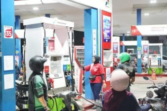 Pertamina mempercepat pemulihan distribusi BBM dan LPG di Aceh, Sumut, dan Sumbar dengan menambah armada, membuka jalur alternatif, serta menyalurkan suplai darurat ke wilayah terisolasi untuk memastikan kebutuhan energi masyarakat tetap terpenuhi.