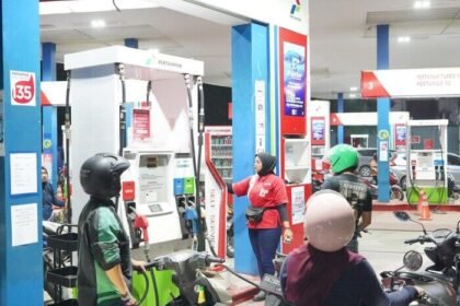 Pertamina mempercepat pemulihan distribusi BBM dan LPG di Aceh, Sumut, dan Sumbar dengan menambah armada, membuka jalur alternatif, serta menyalurkan suplai darurat ke wilayah terisolasi untuk memastikan kebutuhan energi masyarakat tetap terpenuhi.