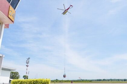 Helikopter Sikorsky S-61A mengangkut tabung Bright Gas dengan metode sling load untuk percepatan distribusi energi ke Bener Meriah.