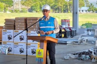 Petugas PLN bersama TNI menyalurkan material kelistrikan menggunakan helikopter untuk mempercepat pemulihan jaringan listrik Aceh pascabencana.