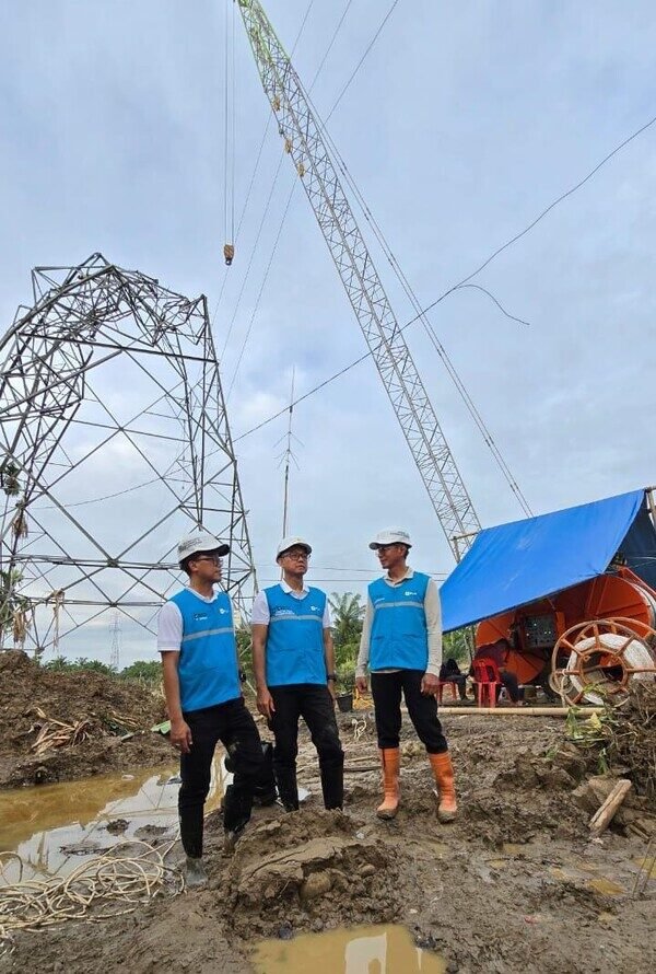 Crane Disulap Jadi Menara Sementara, Jurus Kilat PLN Sambungkan Listrik Aceh Pascabencana 2 Crane Disulap Jadi Menara Sementara, Jurus Kilat PLN Sambungkan Listrik Aceh Pascabencana