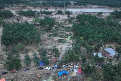 Inovasi darurat PLN dengan memanfaatkan crane sebagai tower transmisi sementara mempercepat pemulihan listrik Aceh pascabencana.