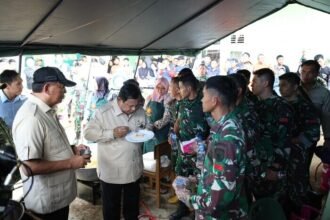Presiden Prabowo Subianto menyantap nasi goreng telur ceplok bersama warga di dapur umum posko pengungsian Agam, Sumatra Barat.