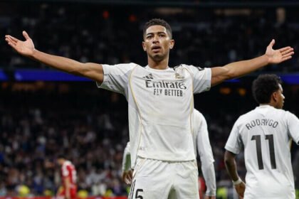 Real Madrid menjaga jarak ketat dengan Barcelona usai menaklukkan Sevilla di Santiago Bernabeu.