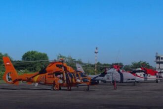 Helikopter TNI dan Basarnas mengangkut bantuan menuju wilayah terisolasi di Sumatra Barat yang terdampak banjir dan longsor.