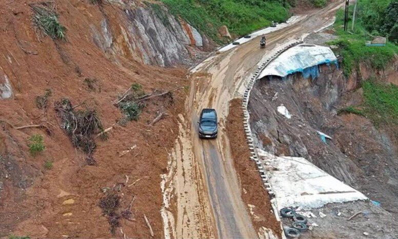 BNPB melaporkan akses darat Sibolga–Tapteng di Sumut mulai pulih setelah perbaikan jembatan penting selesai, sementara upaya pencarian korban dan distribusi bantuan terus dipercepat.