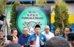Menkop Ferry Juliantono meninjau langsung fasilitas produksi susu KPBS Pangalengan, Jawa Barat, dalam upaya mendorong koperasi naik kelas ke industri pengolahan susu UHT.