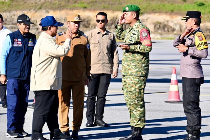Presiden Prabowo dan Menteri Sosial Gus Ipul meninjau langsung kondisi pengungsian korban banjir di Tapanuli Tengah.