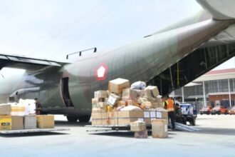 Pesawat Airbus A-400 TNI AU membawa 24 ton bantuan untuk korban banjir dan longsor Aceh setibanya di Bandara SIM.