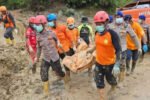 Personel SAR gabungan saat evakuasi korban banjir di Desa Muara Sibuntuon, Tapanuli Tengah, Sumatra Utara, Sabtu (6/12/2025). (Foto: Basarnas/Antara)