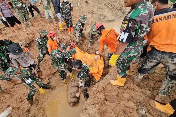 Tim SAR Medan kembali menemukan empat korban longsor Sibalanga dalam operasi pencarian hari ketiga.