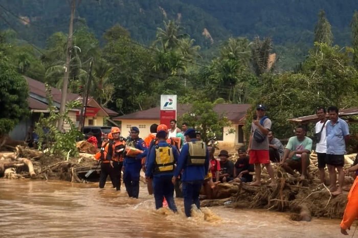 Pemerintah meminta operator seluler menyediakan internet gratis bagi pengungsi banjir di Sumatera, sebagai target pemulihan empat hari.