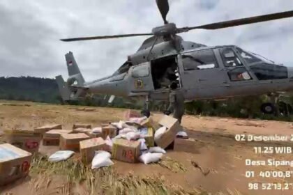 Helikopter TNI AL AS565 MBe Panther menembus perbukitan Tapanuli Tengah untuk menyalurkan bantuan ke desa terpencil.