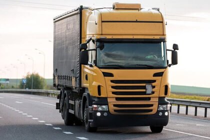 Kemenhub dan Polri memperketat pengawasan truk sumbu tiga selama libur Natal dan Tahun Baru 2025/2026 demi keselamatan lalu lintas.