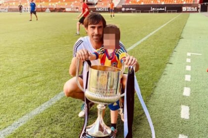 Dunia sepak bola berduka atas wafatnya pelatih Valencia CF Femenino B, Fernando Martin, dan tiga anaknya dalam kecelakaan perahu wisata di Indonesia.