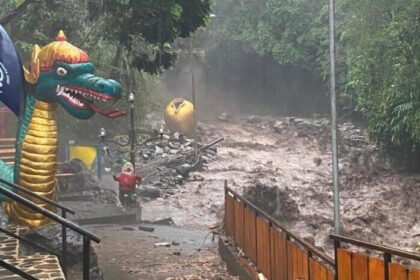 Banjir bandang menerjang kawasan wisata air panas Guci, Kabupaten Tegal, Jawa Tengah, akibat hujan berintensitas tinggi.