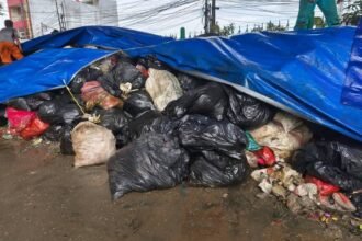 7 Fakta Sampah Tangsel Ditutup Terpal : Dari Bau Menyengat ke ‘Estetika’ Biru