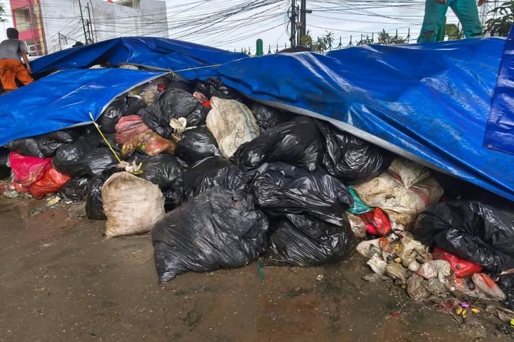 7 Fakta Sampah Tangsel Ditutup Terpal : Dari Bau Menyengat ke ‘Estetika’ Biru
