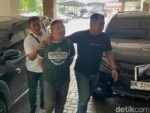 Penampakan Pembeli Tanah yang Diduga Usir Nenek Elina, Diborgol Polisi