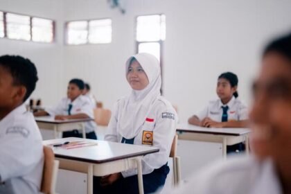 Kisah Anisa Saharia, satu-satunya siswi Muslim di SRMP 19 Kupang, menjadi bukti toleransi hidup di Sekolah Rakyat.