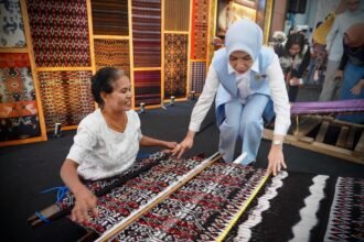 Kemenkop Latih Mamak-Mamak Perajin Tenun NTT Untuk Berkoperasi