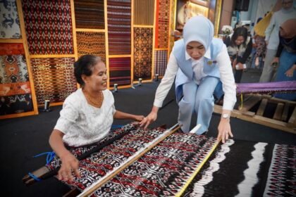 Kemenkop Latih Mamak-Mamak Perajin Tenun NTT Untuk Berkoperasi