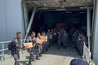 KRI Semarang-594 Tiba di Padang, Ribuan Bantuan Langsung Didistribusikan