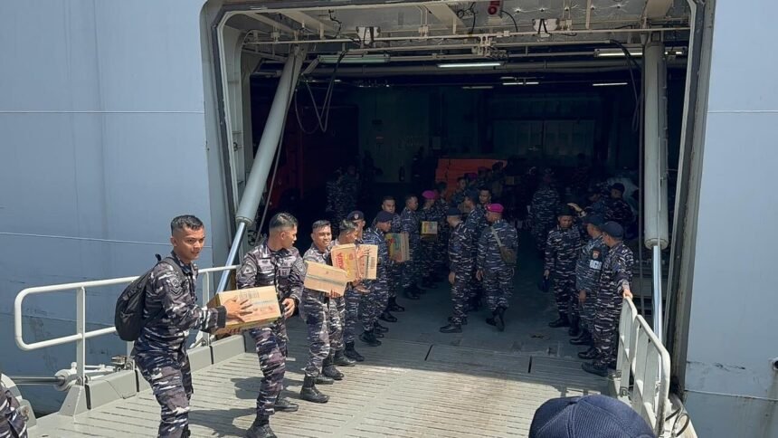 KRI Semarang-594 Tiba di Padang, Ribuan Bantuan Langsung Didistribusikan