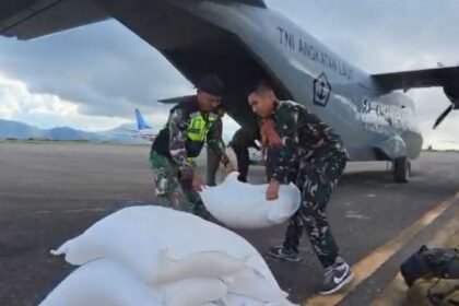 TNI AL Kerahkan Pesawat Udara Distribusikan Logistik Bencana ke Wilayah Terdampak di Aceh