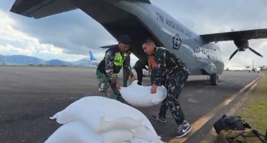 TNI AL Kerahkan Pesawat Udara Distribusikan Logistik Bencana ke Wilayah Terdampak di Aceh