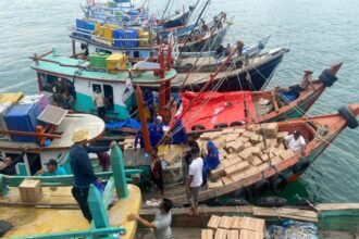 KRI Teluk Gilimanuk Turunkan Ribuan Bantuan di Aceh Timur