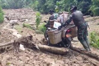 Prajurit TNI AD Terobos Medan Ekstrem, Antar Bantuan ke Desa Terisolir Akibat Longsor di Agam