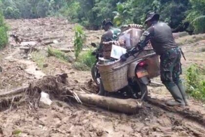 Prajurit TNI AD Terobos Medan Ekstrem, Antar Bantuan ke Desa Terisolir Akibat Longsor di Agam
