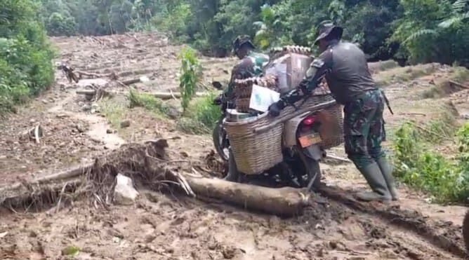 Prajurit TNI AD Terobos Medan Ekstrem, Antar Bantuan ke Desa Terisolir Akibat Longsor di Agam