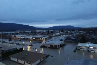 Puluhan ribu warga di negara bagian Washington terpaksa meninggalkan rumah mereka pada Kamis (11/12/2025) setelah hujan ekstrem selama beberapa hari memicu luapan sungai, banjir besar, dan tanah longsor di sejumlah wilayah. (Foto: whatcomcounty.us)