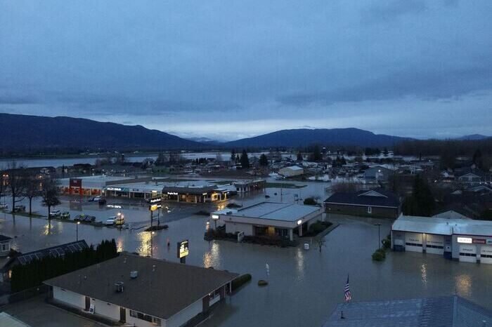 Puluhan ribu warga di negara bagian Washington terpaksa meninggalkan rumah mereka pada Kamis (11/12/2025) setelah hujan ekstrem selama beberapa hari memicu luapan sungai, banjir besar, dan tanah longsor di sejumlah wilayah. (Foto: whatcomcounty.us)