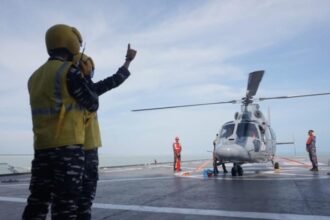 TNI AL Evakuasi Lansia Stroke dari Aceh Tamiang ke KRI dr. Soeharso