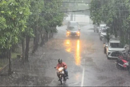 BMKG Peringatkan Hujan Sedang Guyur Jakarta Barat Siang Ini