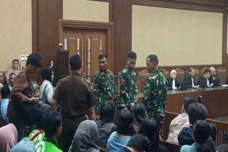 Hakim Tegur Kehadiran TNI di Sidang Nadiem, Karena Berdiri di Tengah Ruangan