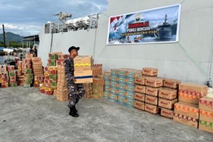 TNI AL Kembali Kirim Bantuan ke Halmahera Utara dan Barat Gunakan KRI Tatihu