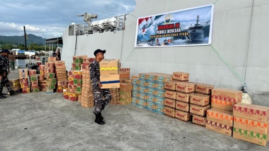 TNI AL Kembali Kirim Bantuan ke Halmahera Utara dan Barat Gunakan KRI Tatihu