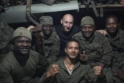 PARAFRASEKAN Kembali dan Rombak narasi dari berita ini, Jadikan naskah berita yang baru format berita Hard news media online. Lolos plagiat, buat lebih menarik, informatif Tanpa mengubah kutipan langsung dan tetap memperhatikan SEO Friendly, PASTIKAN SESUAI DENGAN KAIDAH JURNALISTIK: Lebih dari 2.000 orang dilaporkan tewas akibat tindakan keras aparat keamanan Iran terhadap gelombang aksi protes warga, menurut kelompok hak asasi manusia Human Rights Activists News Agency (HRANA). Di tengah situasi tersebut, Presiden Amerika Serikat (AS) Donald Trump berjanji kepada rakyat Iran bahwa bantuan “sedang dalam perjalanan." Dikutip dari BBC, Rabu, 14 Januari 2026, HRANA telah mengonfirmasi tewasnya 1.850 demonstran Iran, dengan detail 135 orang yang berafiliasi dengan pemerintah, sembilan warga sipil yang tidak terlibat, serta sembilan anak-anak dalam 17 hari terakhir di tengah pemadaman internet. Seorang pejabat Iran juga mengatakan kepada Reuters bahwa sekitar 2.000 orang telah tewas, namun menyalahkan “teroris” sebagai pihak yang bertanggung jawab. Trump dijadwalkan menghadiri pertemuan terkait Iran pada Selasa malam dan berjanji akan memperoleh angka korban tewas yang “akurat." “Pembunuhan itu tampaknya signifikan, tetapi kami belum mengetahui secara pasti,” kata Trump kepada wartawan saat kembali ke Gedung Putih. Setelah mendapatkan angka tersebut, ia menambahkan, “kami akan melakukan tindakan yang sesuai.” Sebelumnya di hari Selasa, Trump menulis di platform Truth Social bahwa otoritas Iran akan “membayar harga mahal” atas pembunuhan tersebut, serta menyerukan masyarakat untuk “terus berunjuk rasa." “Saya telah membatalkan seluruh pertemuan dengan pejabat Iran hingga pembunuhan demonstran yang tidak masuk akal ini BERHENTI. BANTUAN SEDANG DALAM PERJALANAN. MIGA!!!,” tulisnya, menggunakan akronim slogan oposisi Iran berbasis di AS, “Make Iran Great Again”. Trump juga tengah mempertimbangkan opsi militer dan langkah lain sebagai respons terhadap penindakan tersebut, setelah sebelumnya mengumumkan tarif 25 persen terhadap setiap negara yang berdagang dengan Iran. Gelombang Protes di Iran Aksi protes, yang dilaporkan telah menyebar ke 180 kota dan kabupaten di seluruh 31 provinsi, dipicu oleh kemarahan atas runtuhnya nilai mata uang Iran serta melonjaknya biaya hidup. Protes tersebut dengan cepat meluas menjadi tuntutan perubahan politik dan menjadi salah satu tantangan paling serius terhadap pemerintahan ulama sejak Revolusi Islam 1979. Protes meningkat tajam sejak Kamis lalu dan dihadapi dengan kekuatan mematikan oleh otoritas, yang berlangsung di tengah pemadaman hampir total internet dan layanan komunikasi. HRANA pada Selasa sore menyatakan selain telah mengonfirmasi sedikitnya 2.003 korban tewas selama kerusuhan, pihaknya juga tengah meninjau laporan tambahan terkait 779 kematian lainnya. “Kami terkejut, tetapi kami masih menilai angka ini konservatif,” kata Wakil Direktur Skylar Thompson. Sementara itu, kelompok lain yang berbasis di Norwegia, Iran Human Rights (IHR), menyatakan telah mengonfirmasi sedikitnya 734 demonstran tewas. Direkturnya, Mahmood Amiry-Moghaddam, mengatakan angka tersebut “berdasarkan informasi dari kurang dari separuh provinsi di negara itu dan kurang dari 10 persen rumah sakit di Iran," seraya menambahkan bahwa “jumlah sebenarnya kemungkinan mencapai ribuan." Kasus Bripda MR, Celah Serius Kontra-Intelijen Nasional