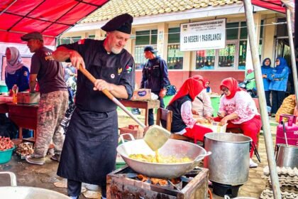 Dari Dapur Hotel Mewah ke Pengungsian, Chef Prancis Ini Pilih Jadi Relawan Longsor