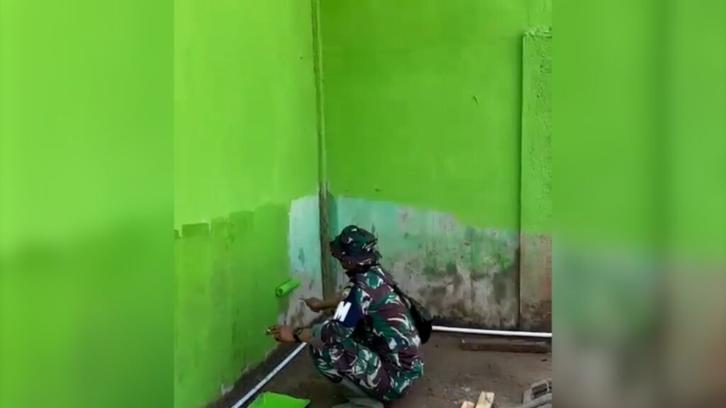 Cerita TNI di Lokasi Bencana: Memasak, Mengecat Masjid, dan Merawat Sesama 3 Cerita TNI di Lokasi Bencana: Memasak, Mengecat Masjid, dan Merawat Sesama