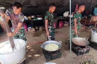 Cerita TNI di Lokasi Bencana: Memasak, Mengecat Masjid, dan Merawat Sesama